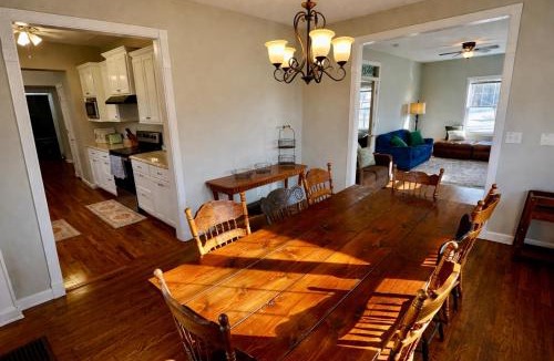 Sugar Creek House | Sycamore House - 4 Bedroom Vineyard Retreat Near KC