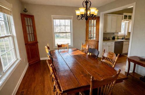 Sugar Creek House | Sycamore House - 4 Bedroom Vineyard Retreat Near KC