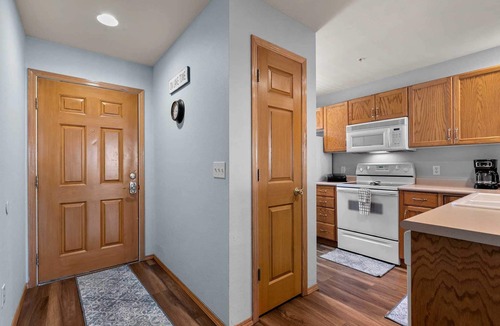 Hollister Condo | Table Rock Condo- Huge Deck, New Flooring!-Private Marina On-Site