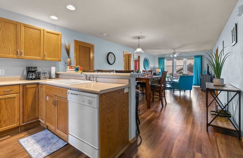 Hollister Condo | Table Rock Condo- Huge Deck, New Flooring!-Private Marina On-Site