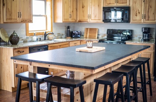 Shell Knob Cabin | Table Rock Lake Luxe Cabin Chef's Kitchen King Bed