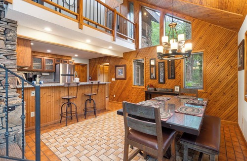 Blue Eye House | Tall Pines Sanctuary in a 40 Acre Forest-Game Table HotTub Car Charger Very Private Community Pool