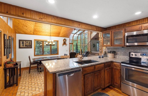 Blue Eye House | Tall Pines Sanctuary in a 40 Acre Forest-Game Table HotTub Car Charger Very Private Community Pool