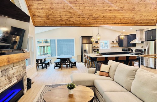 La Follette House | Tan Lines & Good Times, 6 bed/8 bath-Water Front,Private Dock, Hot tub, Gameroom
