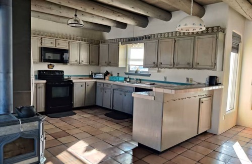 El Prado House | Taos Mountain Retreat, Views, Spa Tub & Fiber Internet