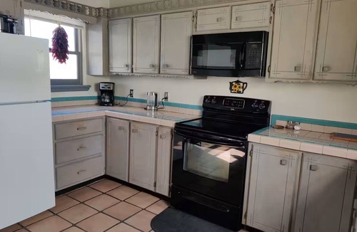 El Prado House | Taos Mountain Retreat, Views, Spa Tub & Fiber Internet