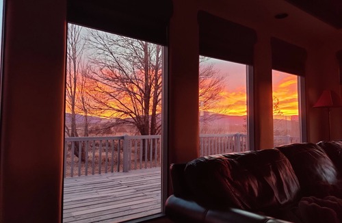 El Prado House | Taos Mountain Retreat, Views, Spa Tub & Fiber Internet
