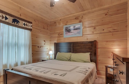 Kirbyville Cabin | Teal's Treasure 3 Bedroom Home by RedAwning