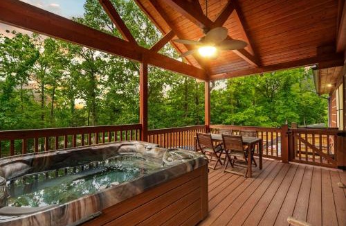 Kirbyville House | Teal's Treasure - Secluded Lakeside Cabin for 8