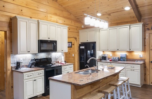 Kirbyville Cabin | Teal’s Treasure | Secluded Lakeside Cabin for 8, Pet Friendly w/Private Pool!