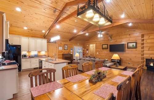Kirbyville Cabin | Teal’s Treasure – Secluded Lakeside Cabin for 8!