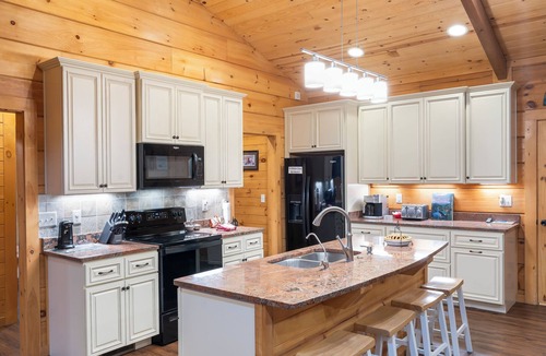 Kirbyville Cabin | Teal’s Treasure – Secluded Lakeside Cabin for 8!
