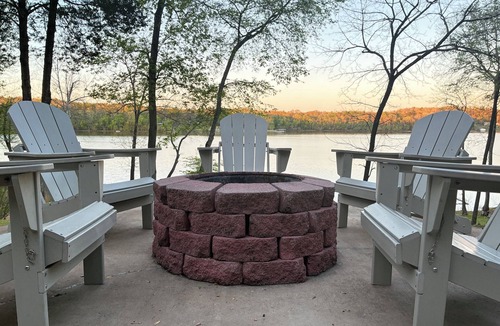 Parsons House | Tennessee River House - Kayaks, Fishing, Firepit, Sleeps 8 & Dog-Friendly