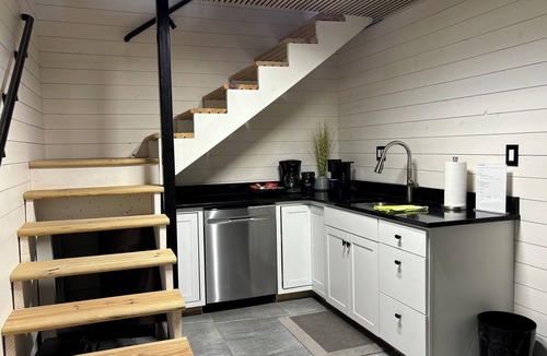 Scheller House | Terrific 1-bedroom Loft with Balcony in Mount Vernon. 1.2 mile Hiking trail.