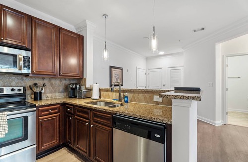Cary Apartment | The Arboretum 2br w/Balcony & Hardwoods 1