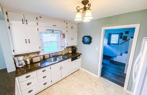Springfield House | The Aviary Cottage: Bunkbed, Near Playground, Swing, Full Fence, Central to all