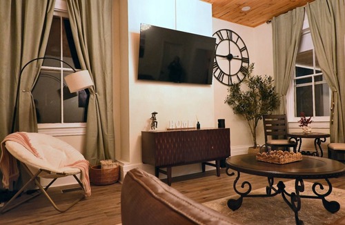 Madison House | The Aviator: Serene Ambience & Stylish Comfort