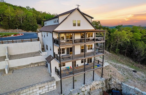 Table Rock House | The Best Lake Views-3 Decks-2 Game Rooms -Full Theater Room-$400 of Daily Free Tickets