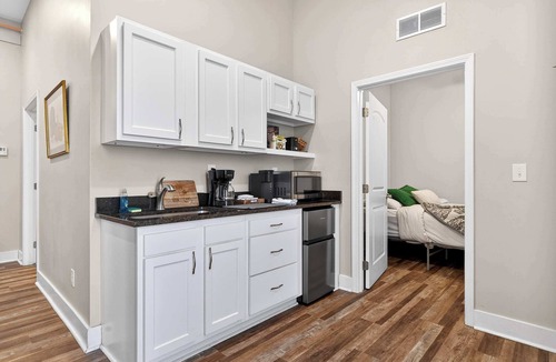Taylor Berry House | The Billy Walters Suite | Modern Brick Retreat!