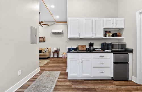 Taylor Berry House | The Billy Walters Suite | Modern Brick Retreat!