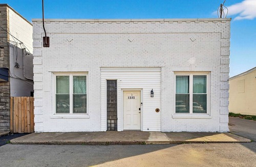 Taylor Berry House | The Billy Walters Suite | Modern Brick Retreat!