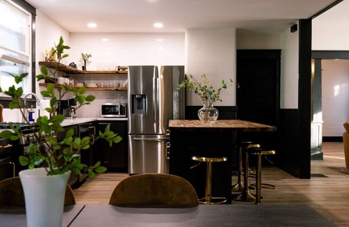 Beechmont House | The Blue Door | Urban Home | Hot Tub | Near SDF