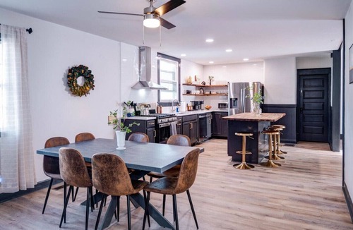Beechmont House | The Blue Door | Urban Home | Hot Tub | Near SDF