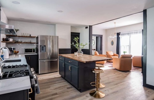 Beechmont House | The Blue Door | Urban Home | Hot Tub | Near SDF