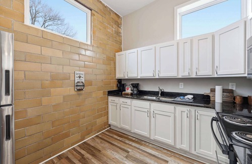 Taylor Berry House | The Booker Noe Suite | Brick Home w/Modern Design