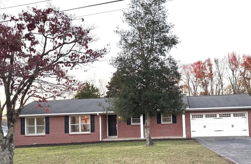 Lawrenceburg House | The Brick Houuuse! 3 Bedroom and 2 Bath Home Plus HOT TUB!