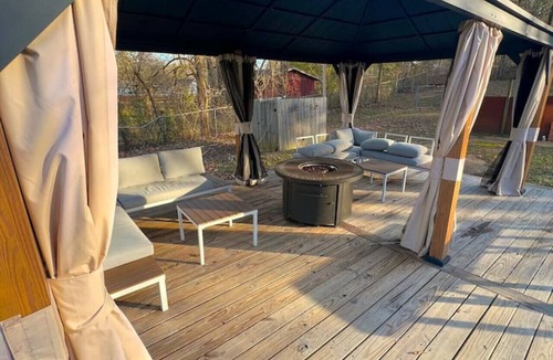 Starkville House | The Bulldog Basecamp | Sleeps 18 | Game Day