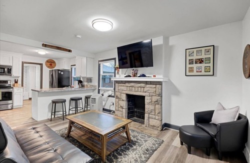 Buechel House | The Chuckwick House - Sleeps 10 in Beds