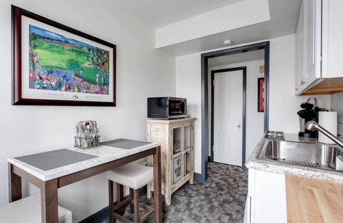 Buechel House | The Chuckwick House - Sleeps 10 in Beds