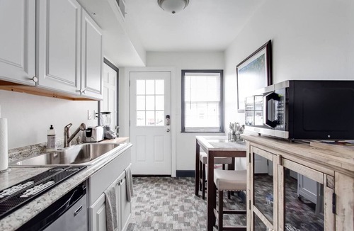 Buechel House | The Chuckwick House - Sleeps 10 in Beds