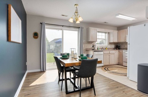 Murraysville House | The Coastal Experience w/King Beds, Garage & More!