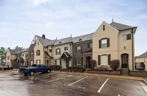 Oxford Condo | THE COLONEL'S CRIB