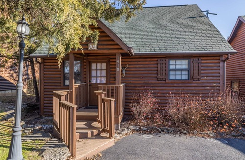 Branson Theater District Cabin | "The Constitution" Luxury Cabin at Branson Woods Resort