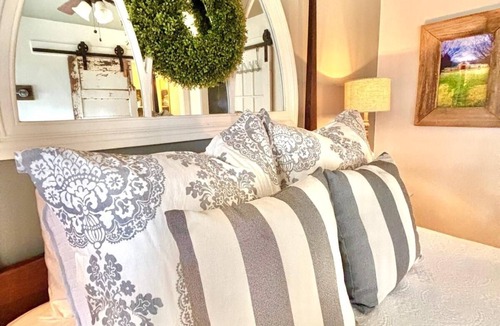 College Hill House | The Cottage, 2BR Farm Stay by Velvet Ditch Villas