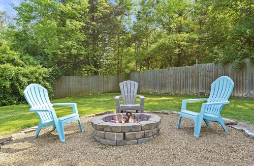 Kirbyville House | The Cozy Cottage Getaway | Private pool & hot tub