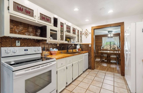 Kirbyville House | The Cozy Cottage Getaway | Private Pool & Hot Tub