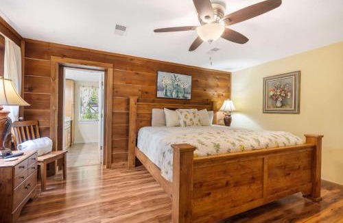 Kirbyville House | The Cozy Cottage Getaway - Private Pool & Hot Tub