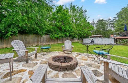 Kirbyville House | The Cozy Cottage Getaway - Private Pool & Hot Tub