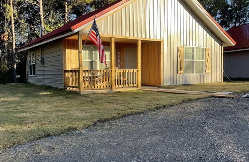 Tie Plant Cabin | The Crappie-2 bedroom cabin with spacious parking