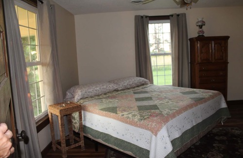 Fairport House | The Farm House-Just 1 Hour from KC Sports fans! Great for Any Season! Pet Friendly