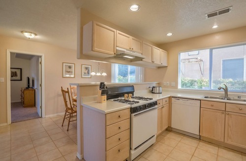 Nor Este House | "The Fontana" 4bedrooms, Hot Tub, Patio Mister,Pets Welcome, 5G Fiber Internet!