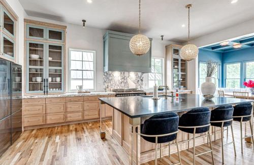 Eufaula House | The Grand Overlook 6BR Pool Sleeps 19