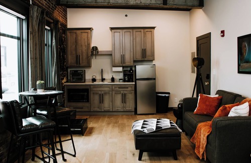Leitchfield Apartment | The Jackson Suite/The 1935 Historic Alexander Hotel in Leitchfield, KY