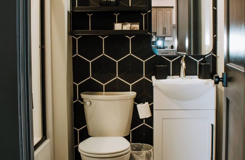 Leitchfield Apartment | The Jackson Suite/The 1935 Historic Alexander Hotel in Leitchfield, KY
