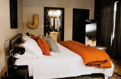 Leitchfield Apartment | The Jackson Suite/The 1935 Historic Alexander Hotel in Leitchfield, KY