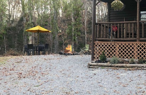 Mannsville Cabin | The Knotted Nook~ A Tiny Cabin Private, Dog Friendly, Smart TV, WiFi, Fire Pit